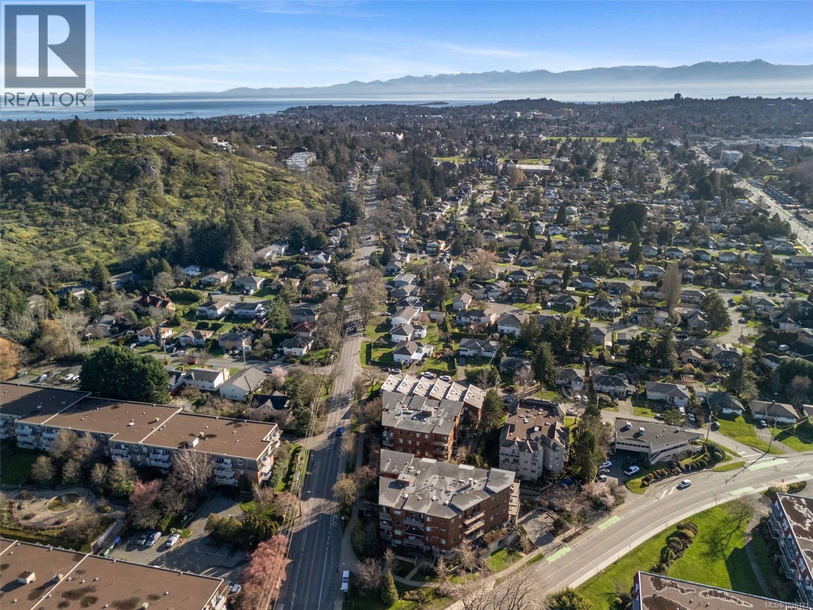 303 3614 Richmond Road, Saanich