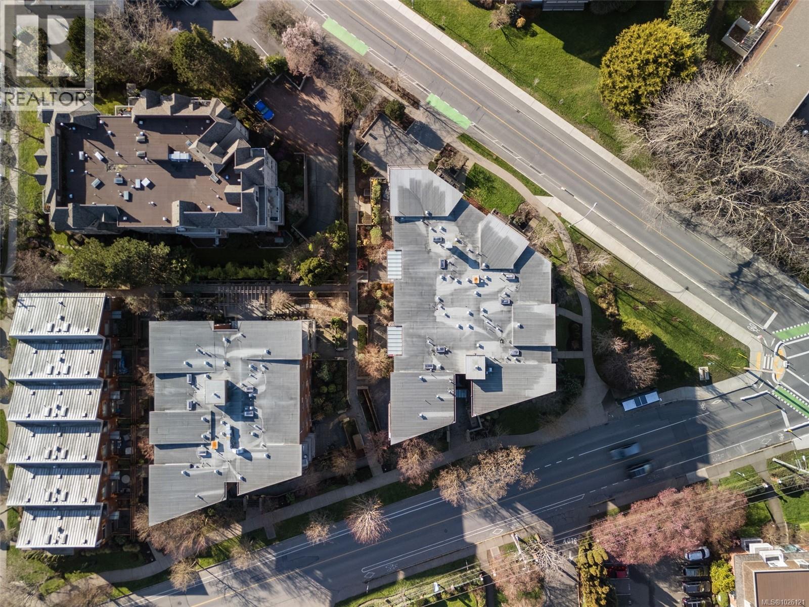 303 3614 Richmond Road, Saanich