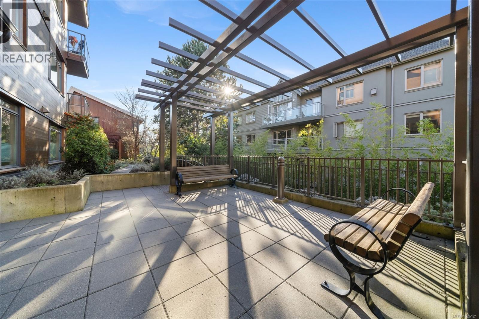 303 3614 Richmond Road, Saanich