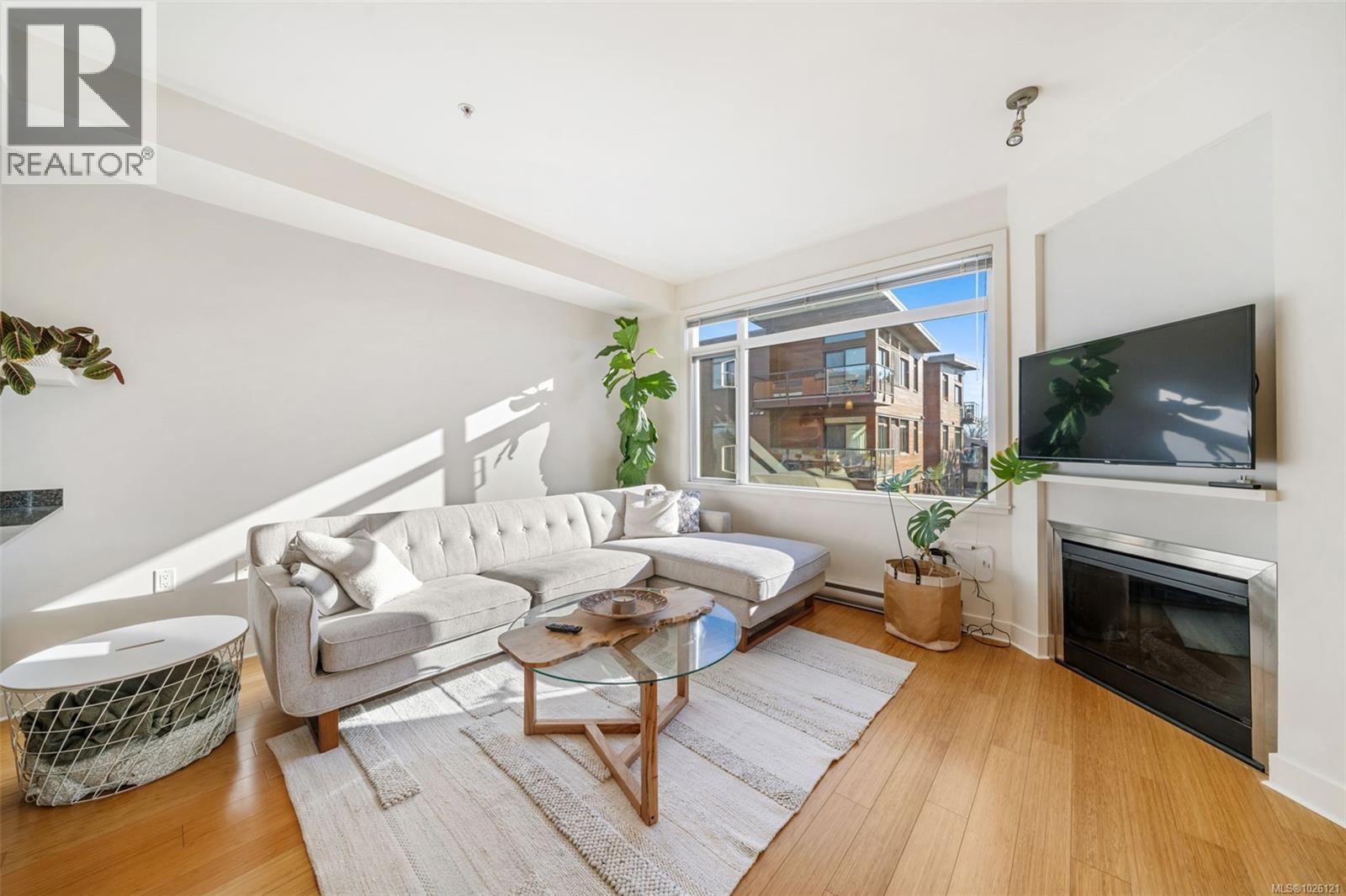 303 3614 Richmond Road, Saanich