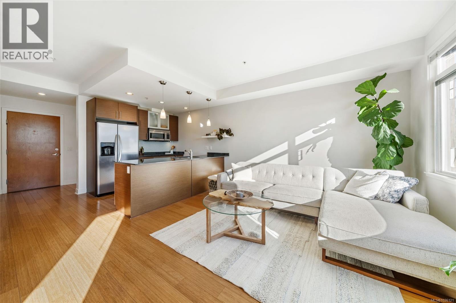 303 3614 Richmond Road, Saanich