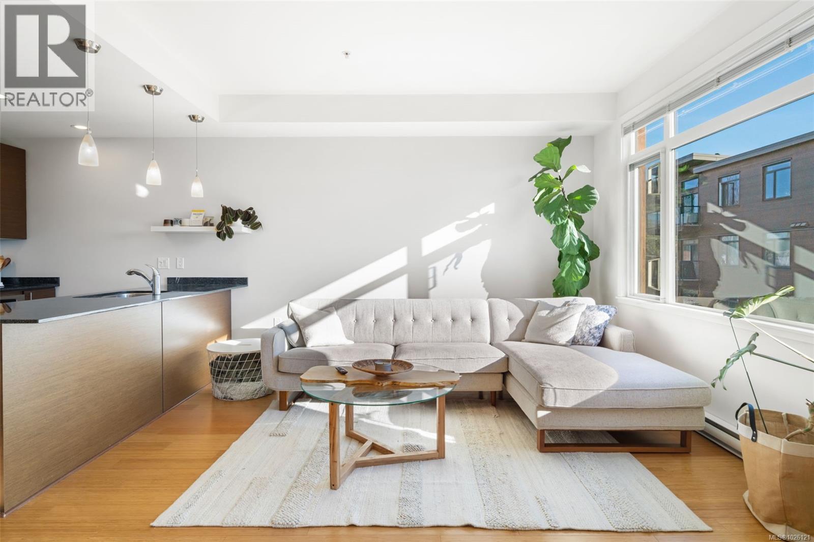 303 3614 Richmond Road, Saanich