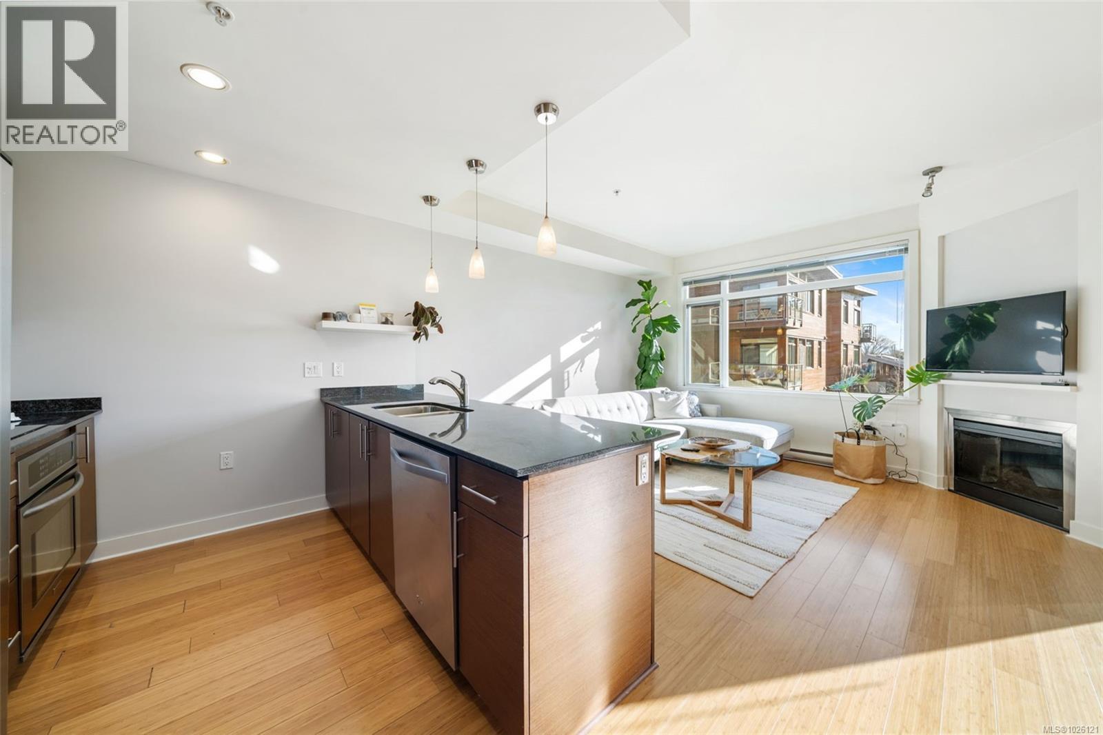 303 3614 Richmond Road, Saanich