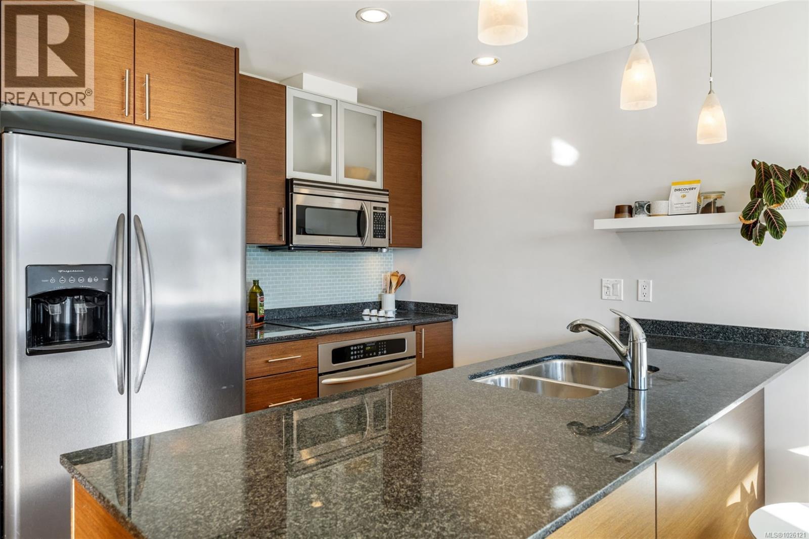 303 3614 Richmond Road, Saanich