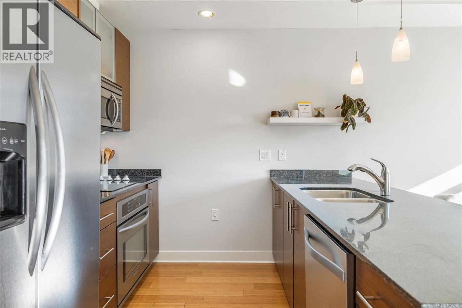 303 3614 Richmond Road, Saanich