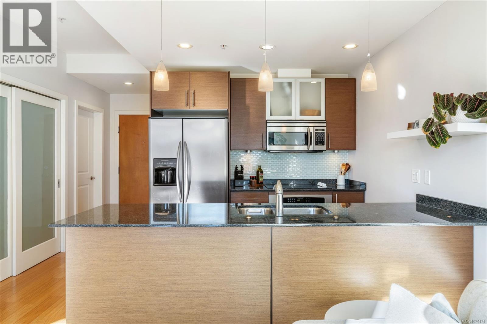 303 3614 Richmond Road, Saanich