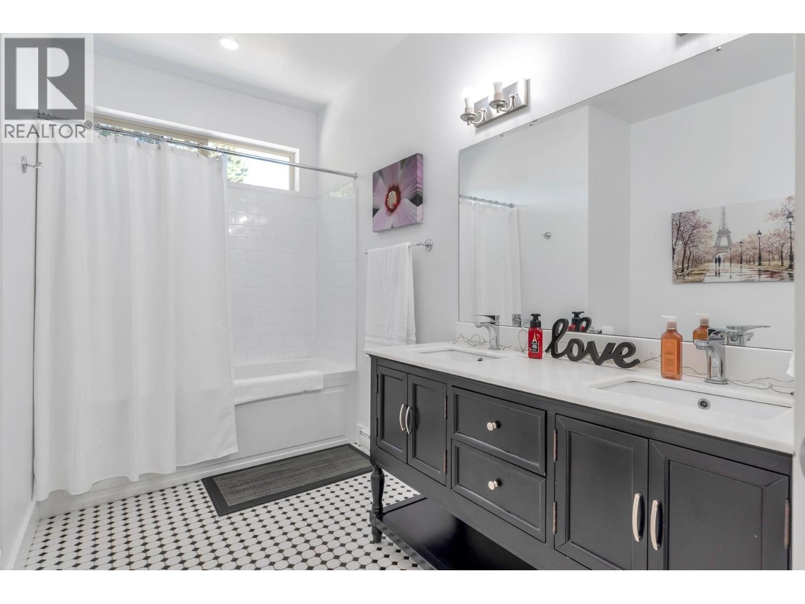 931 RIVENDELL DRIVE, Bowen Island