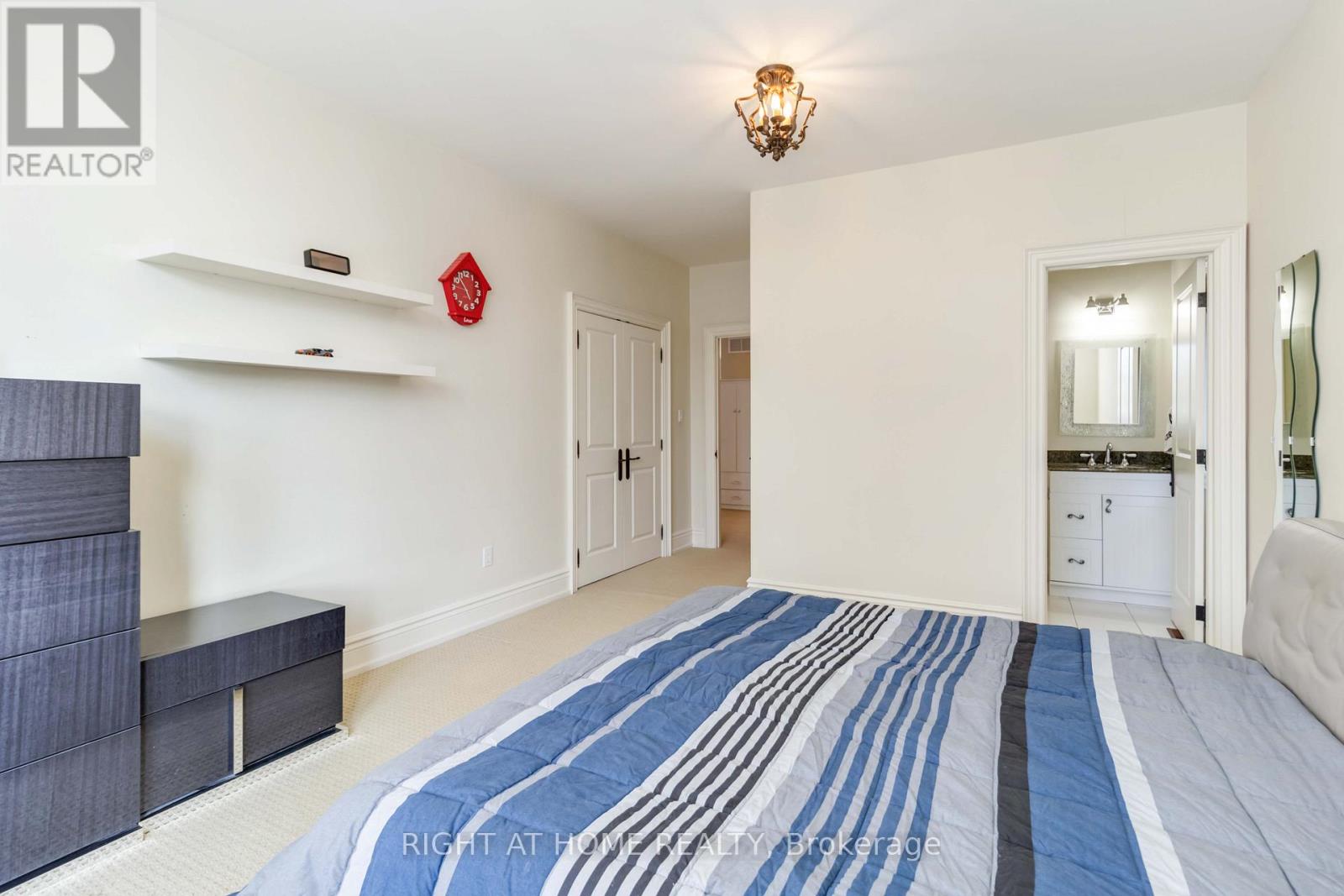 25 OAKWOOD AVENUE S - 35