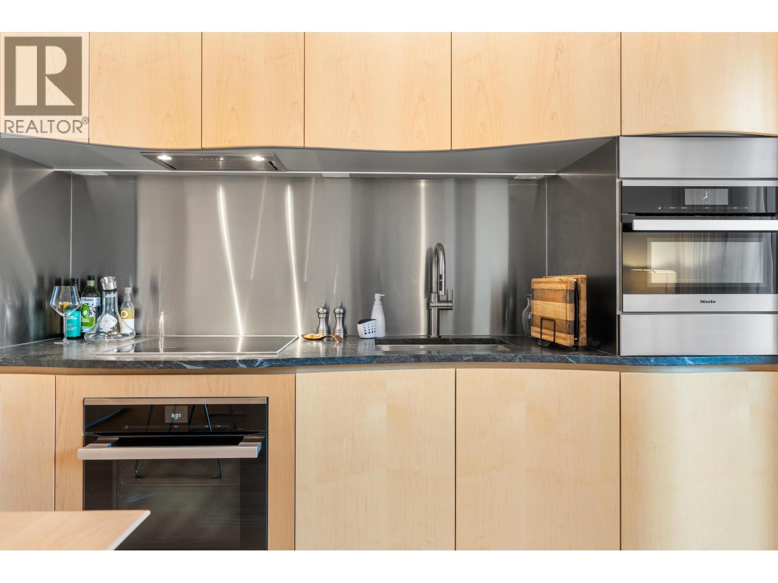 501 1568 ALBERNI STREET, Vancouver