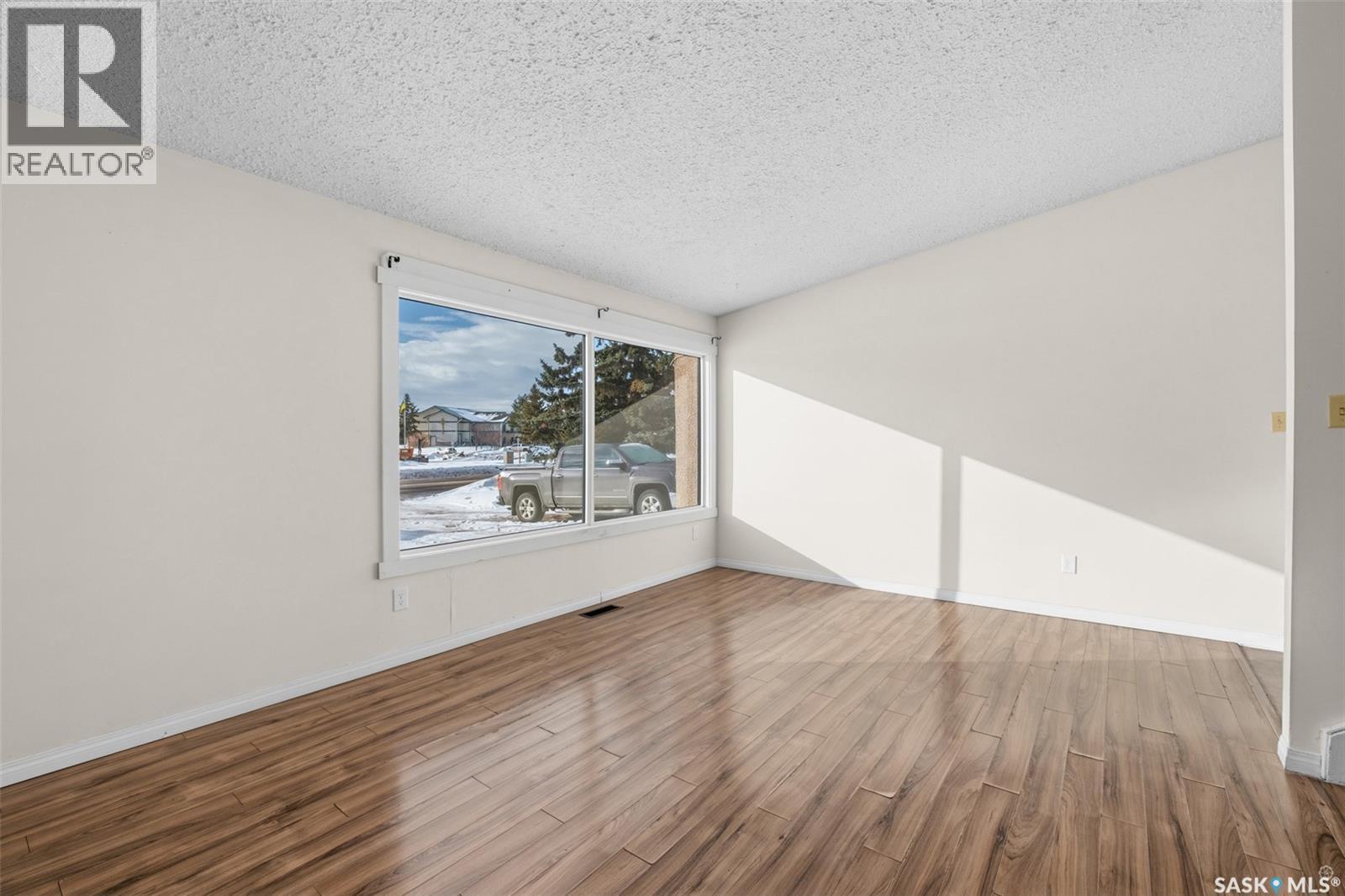 824-826 28th STREET E - Photo 3 of 21, Prince Albert, Saskatchewan