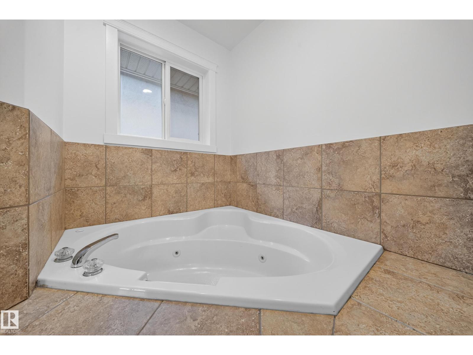 10916 175 AV NW, Edmonton