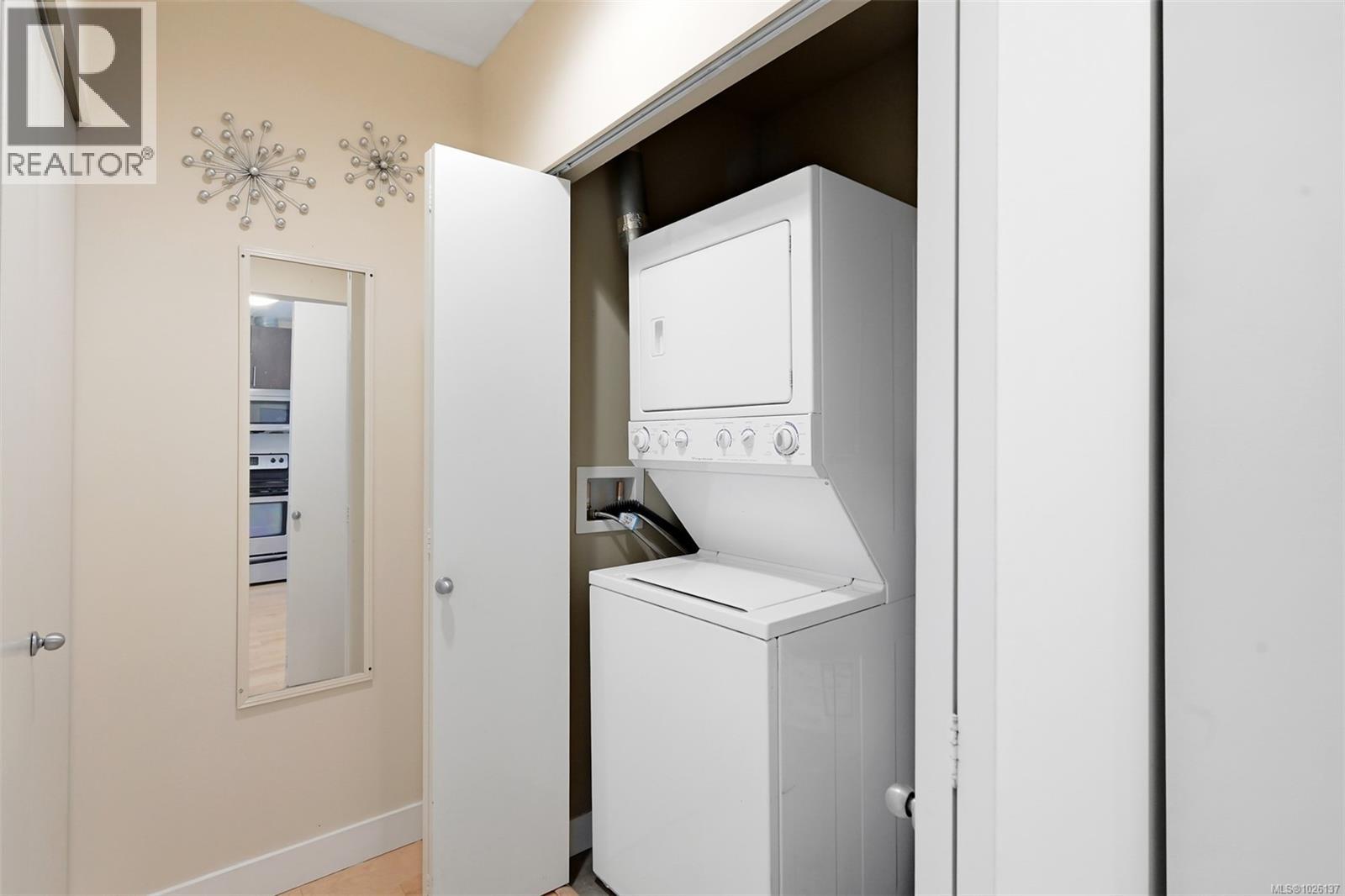 402 797 Tyee Road, Victoria