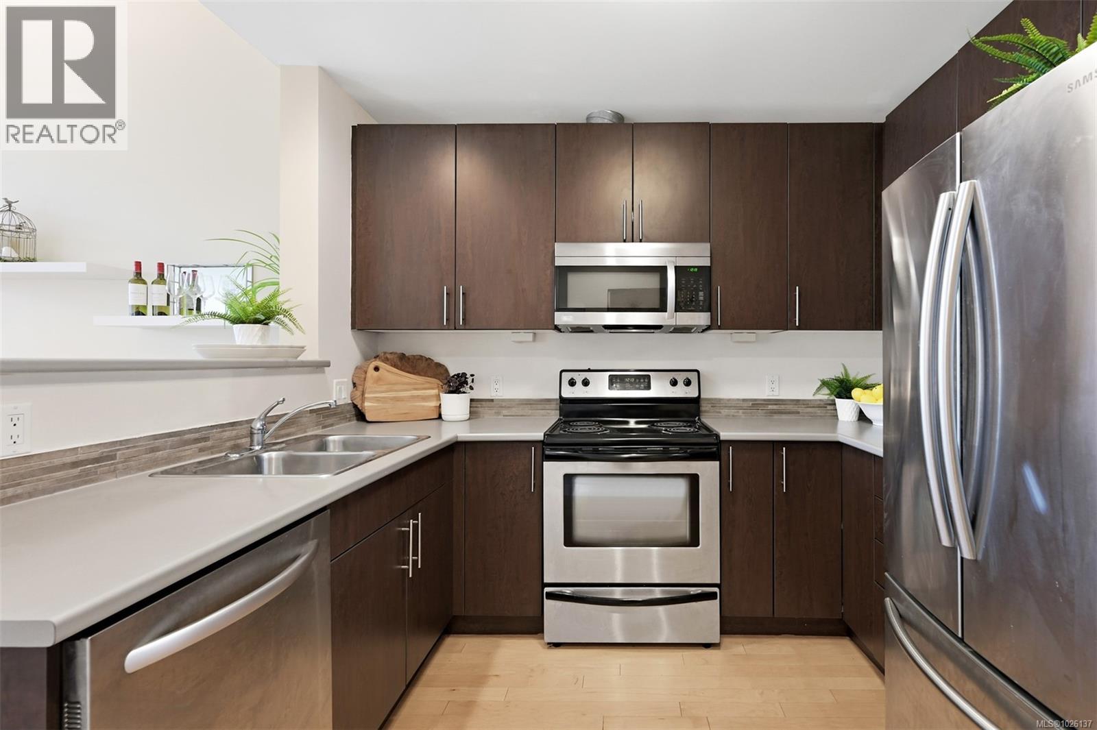 402 797 Tyee Road, Victoria