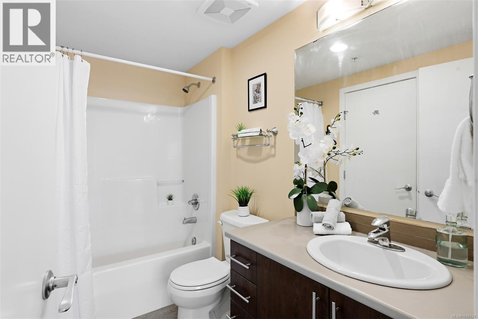 402 797 Tyee Road, Victoria