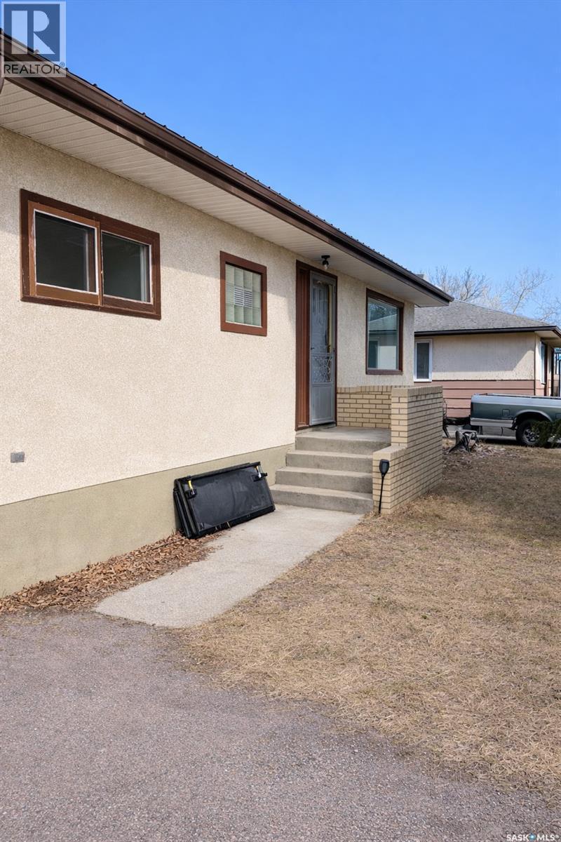 6366 Queens AVENUE - Photo 2 of 16, Gull Lake, Saskatchewan