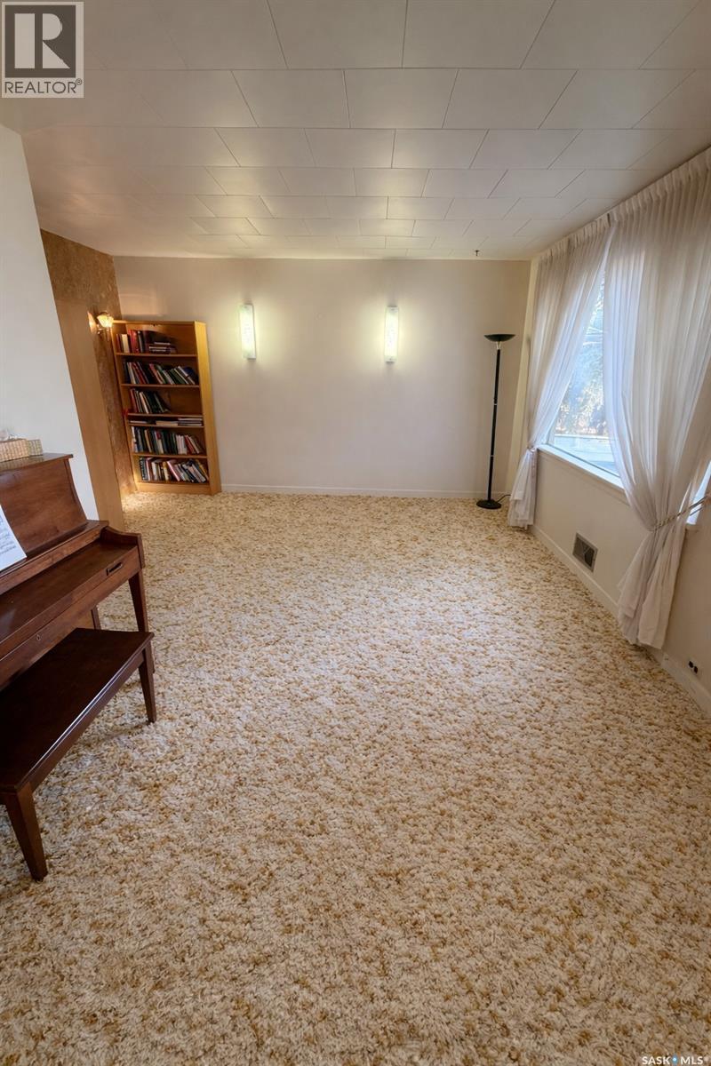 6366 Queens AVENUE - Photo 3 of 16, Gull Lake, Saskatchewan