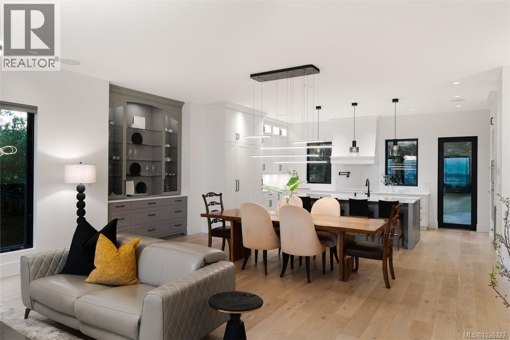 418 Beach Dr, Oak Bay