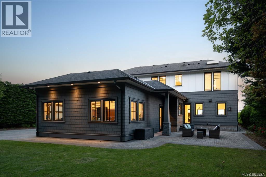 418 Beach Dr, Oak Bay