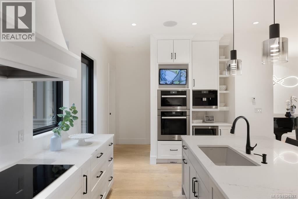 418 Beach Dr, Oak Bay