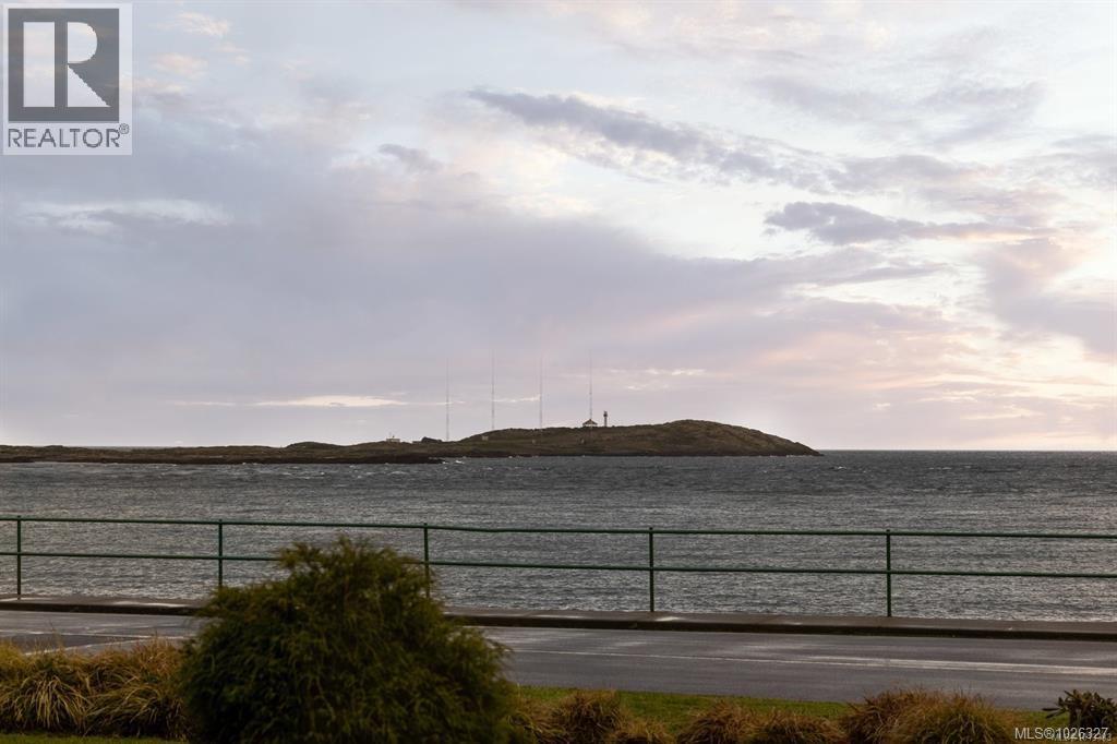 418 Beach Dr, Oak Bay