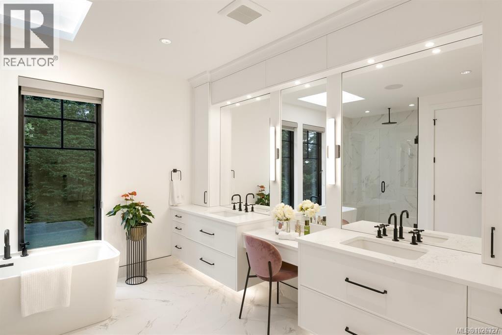 418 Beach Dr, Oak Bay