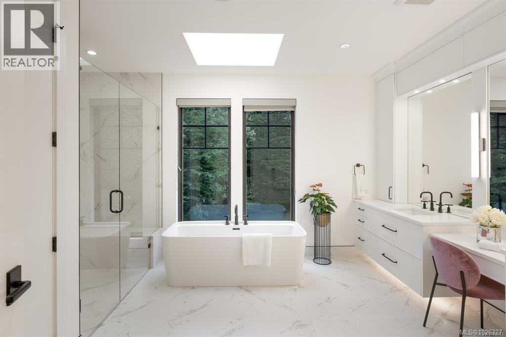 418 Beach Dr, Oak Bay