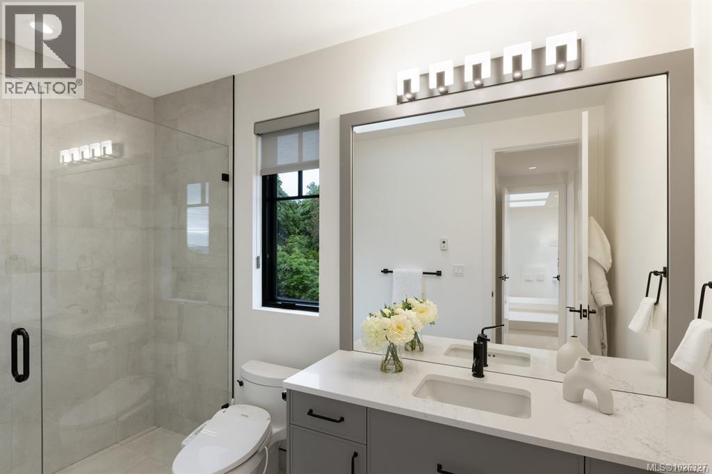 418 Beach Dr, Oak Bay