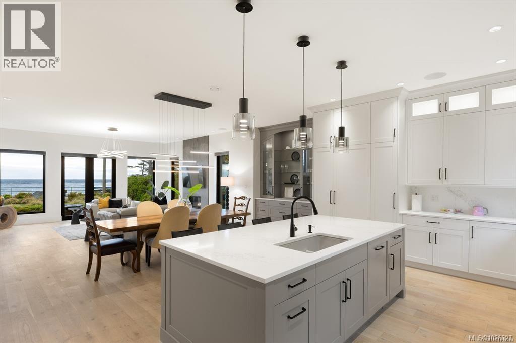 418 Beach Dr, Oak Bay