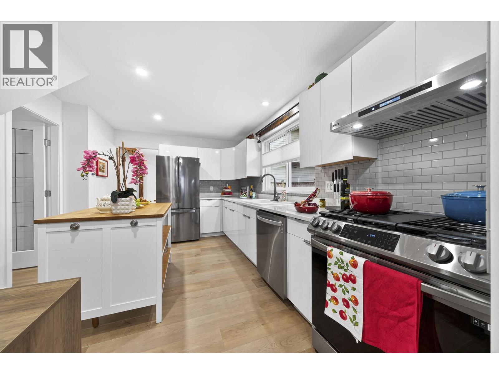 2005 LONDON STREET, New Westminster