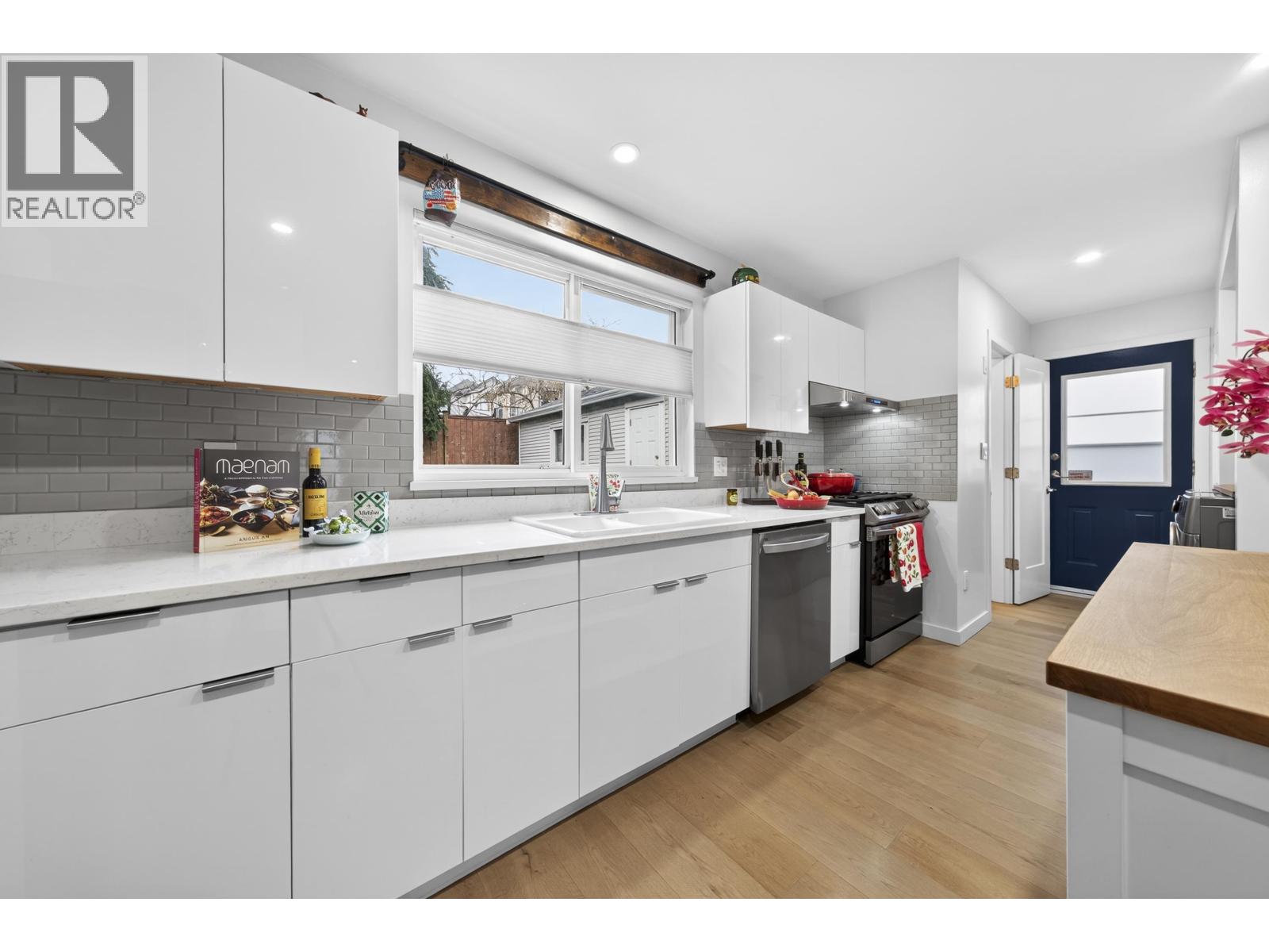 2005 LONDON STREET, New Westminster