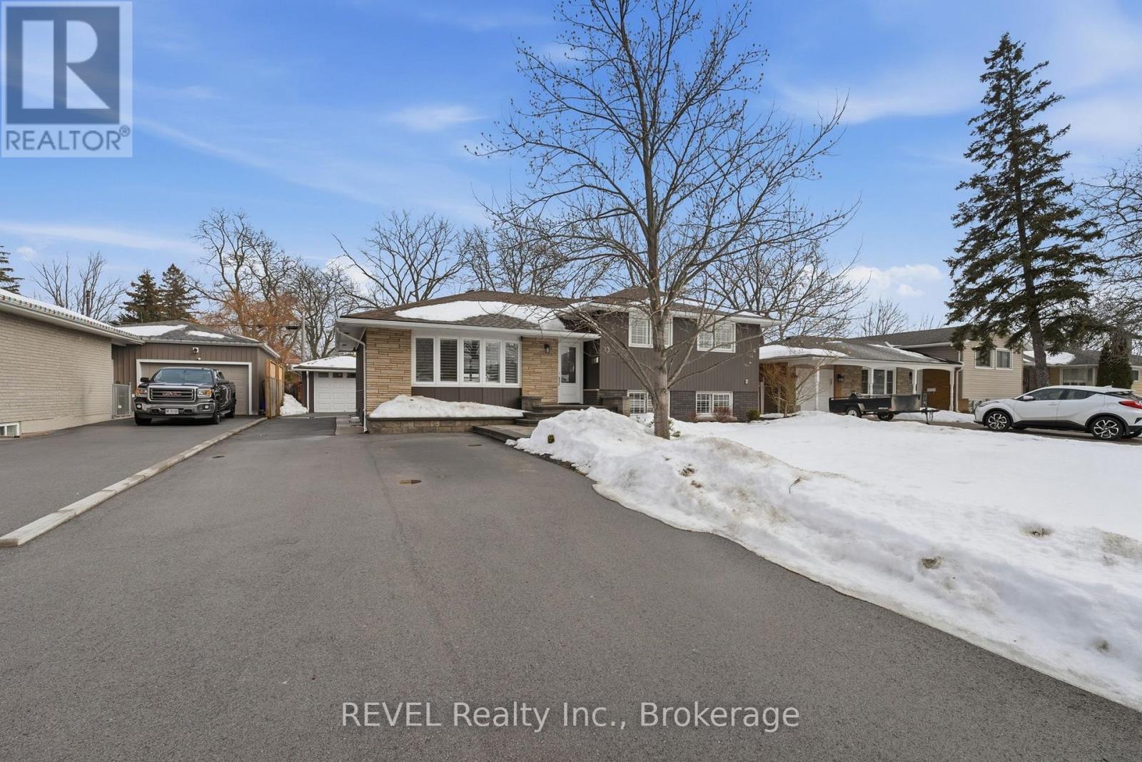 13 CRESTCOMBE ROAD - Photo 3 of 45, St. Catharines (Ridley), Ontario