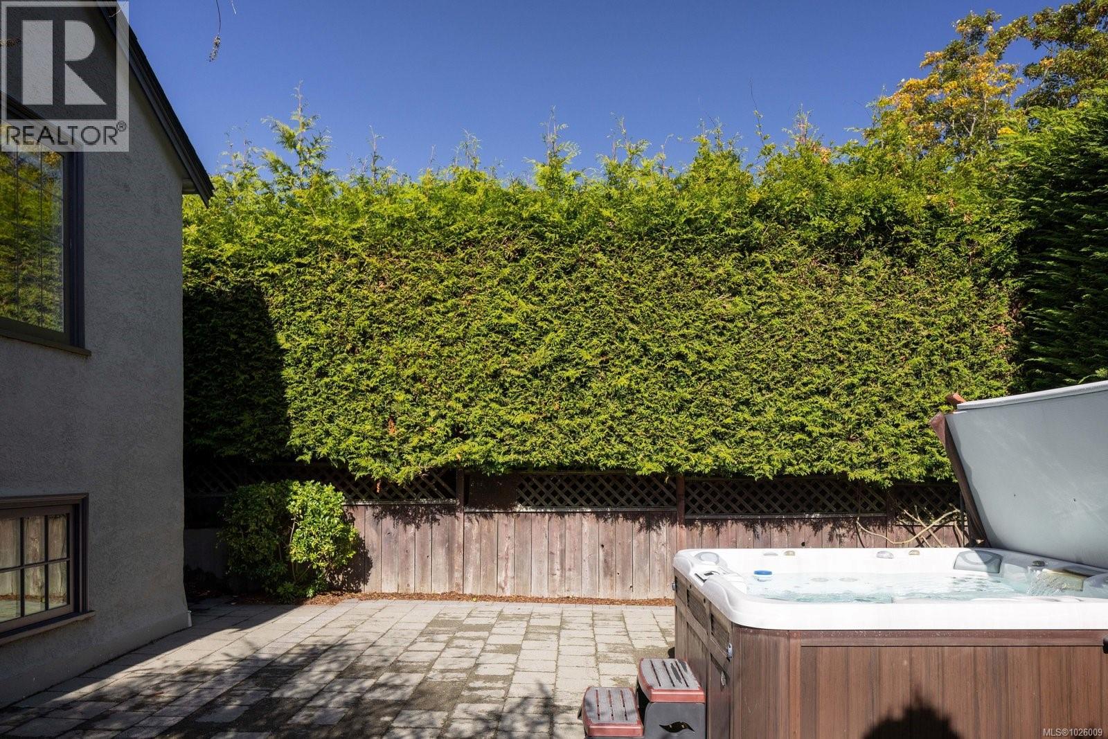  535 Falkland Road, Oak Bay