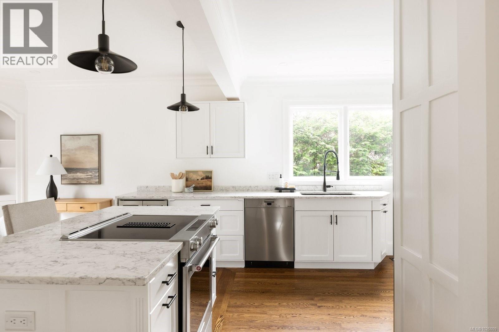  535 Falkland Road, Oak Bay