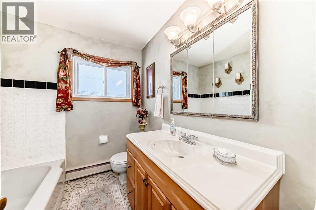 Single Family House 4 Level for Sale in  Fullerton Road SE Fairview Calgary 