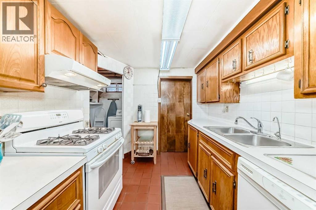 Single Family House 4 Level for Sale in  Fullerton Road SE Fairview Calgary 