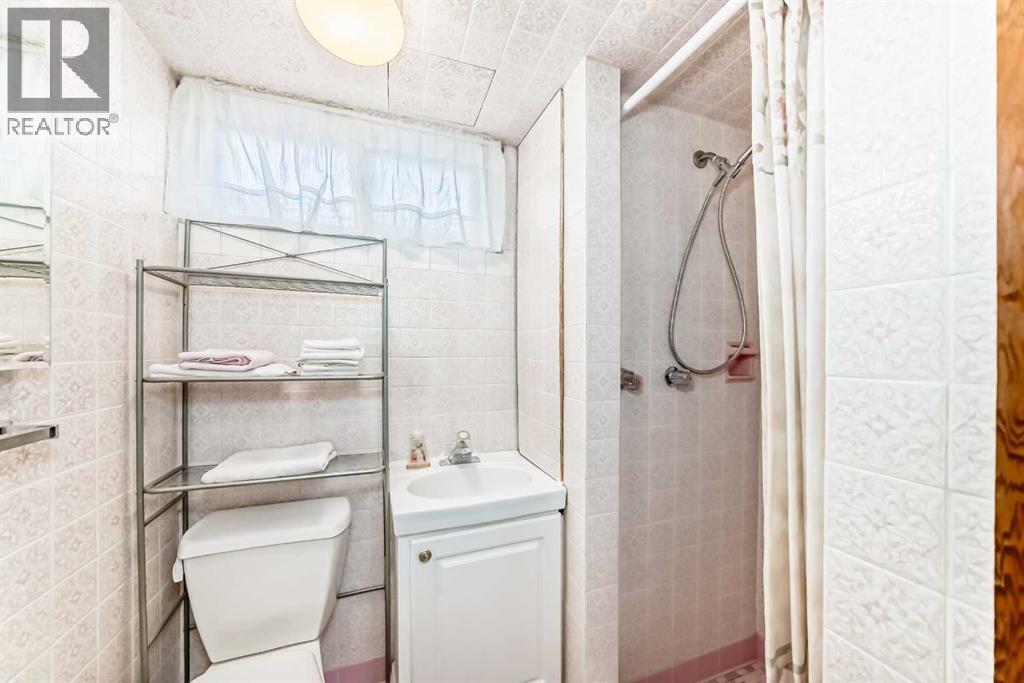 Single Family House 4 Level for Sale in  Fullerton Road SE Fairview Calgary 