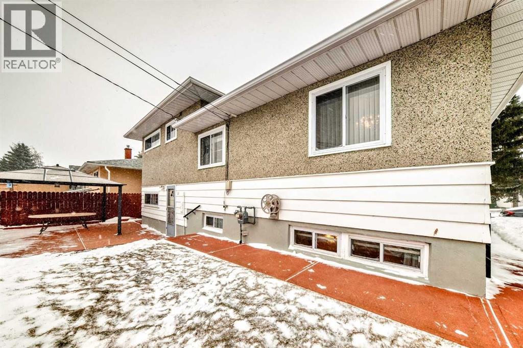 Single Family House 4 Level for Sale in  Fullerton Road SE Fairview Calgary 
