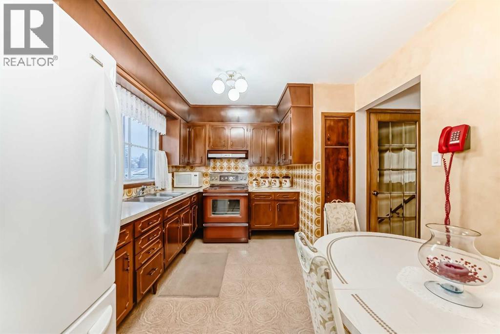 Single Family House 4 Level for Sale in  Fullerton Road SE Fairview Calgary 