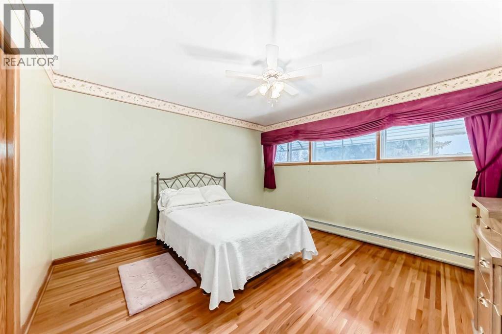 Single Family House 4 Level for Sale in  Fullerton Road SE Fairview Calgary 