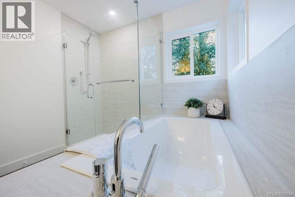  5180 Rutli Meadows Place, Saanich