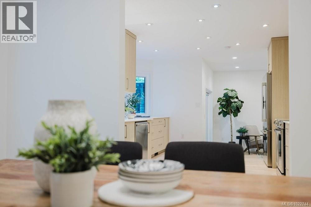  5180 Rutli Meadows Place, Saanich