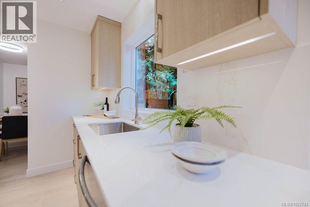  5180 Rutli Meadows Place, Saanich