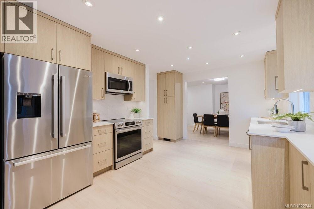  5180 Rutli Meadows Place, Saanich