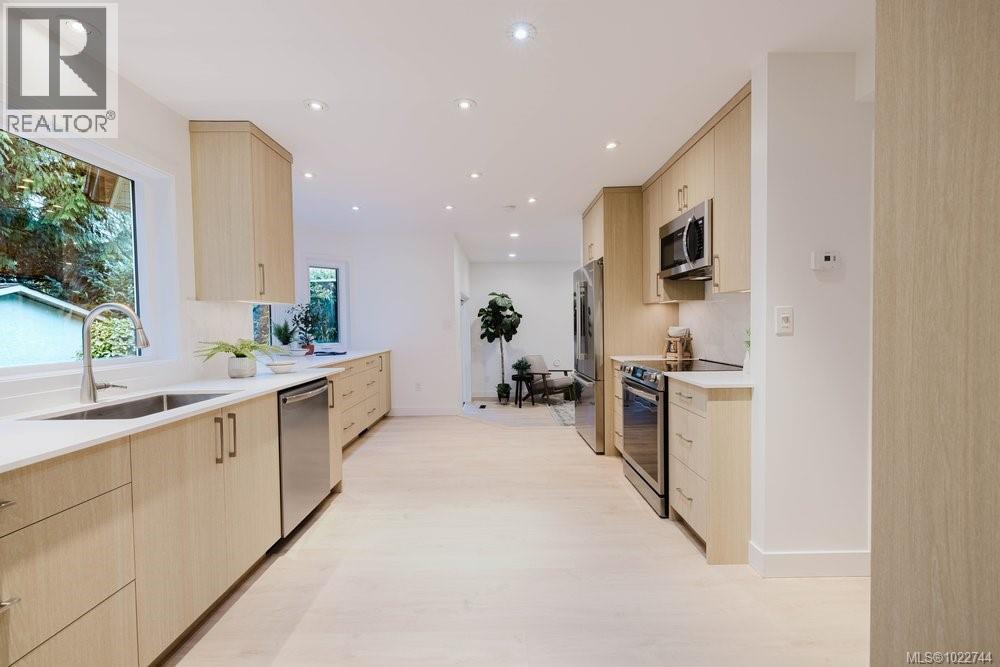  5180 Rutli Meadows Place, Saanich