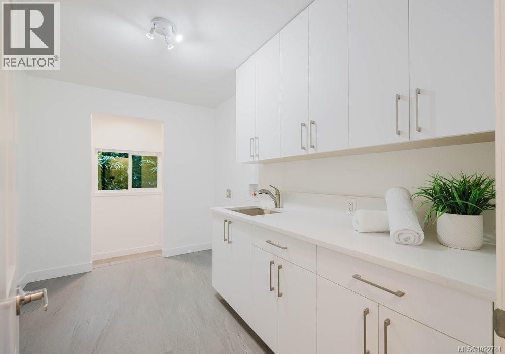  5180 Rutli Meadows Place, Saanich