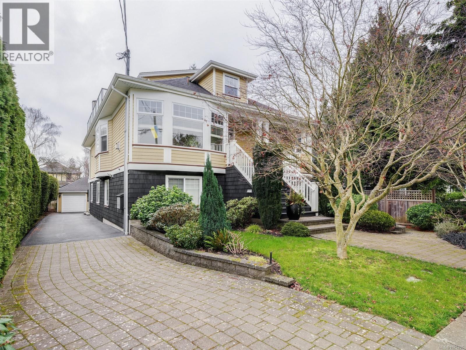 2 1217 McKenzie Street, Victoria