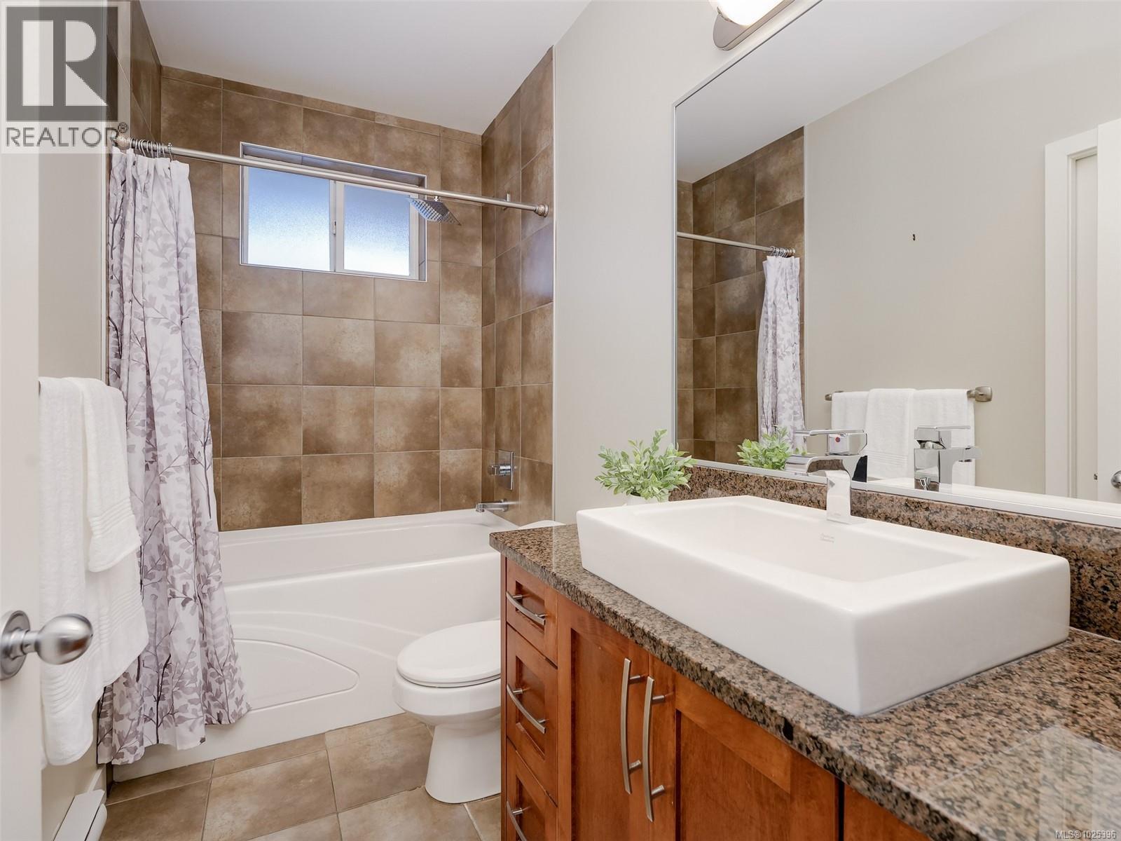 2 1217 McKenzie Street, Victoria