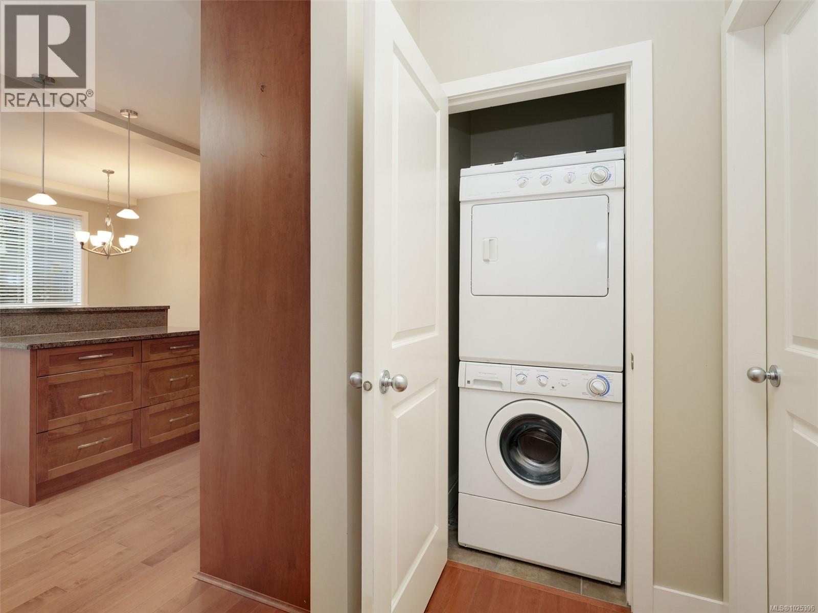 2 1217 McKenzie Street, Victoria