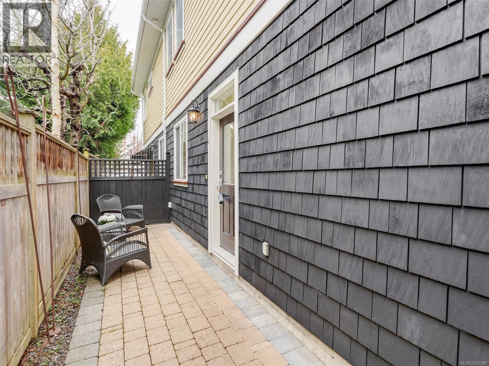 2 1217 McKenzie Street, Victoria