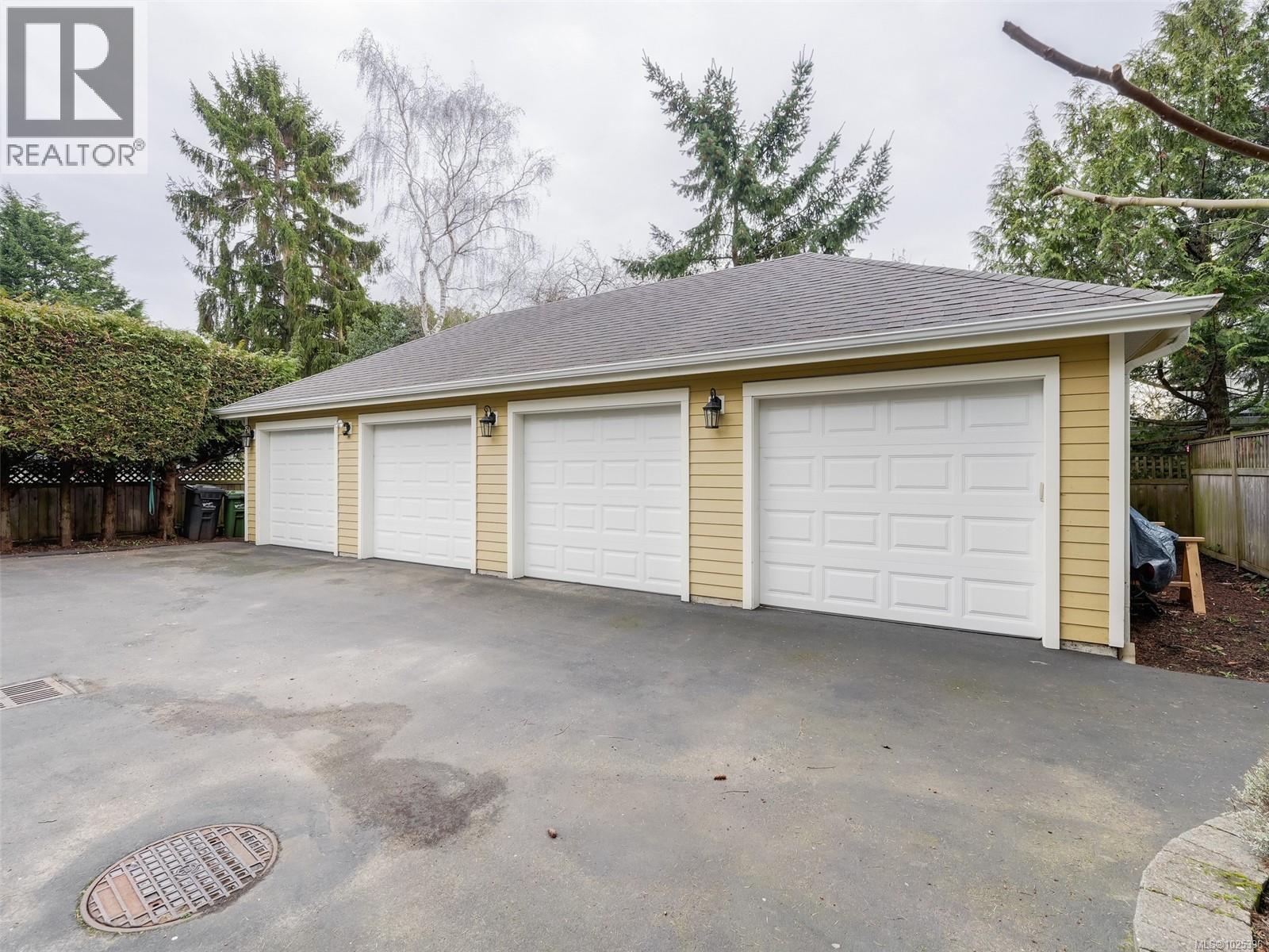 2 1217 McKenzie Street, Victoria